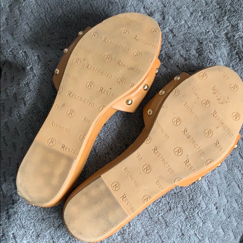 🔹RESTRICTED Vegan Leather Slides, size 8 - Picture 4 of 5